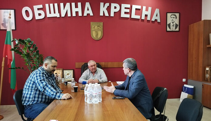 Тошко Йорданов разговаря с кмета на Кресна