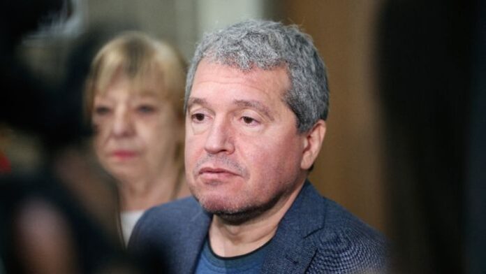 Тошко Йорданов: Вместо да е независим и отдалечен от всички