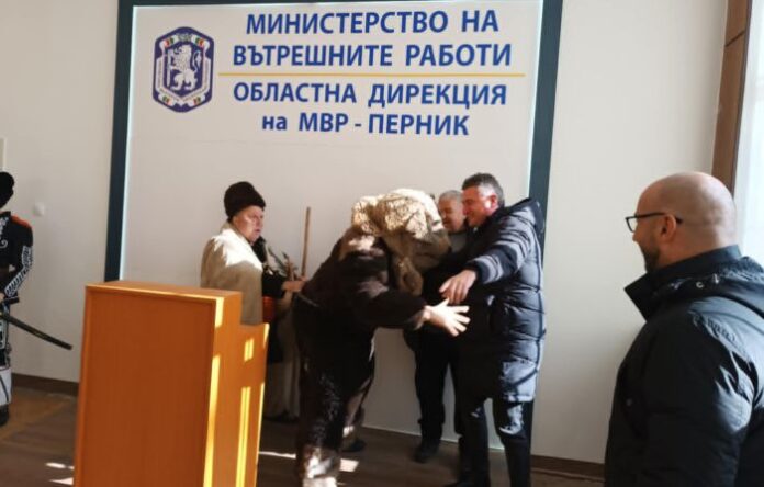 Традицията повелява: Сурвакарската групата на Кралев дол гостува на полицията в Перник
