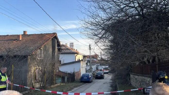Трагедията във Вакарел: Децата на 5 и 11 години са намерени с множество прободни рани в леглата си