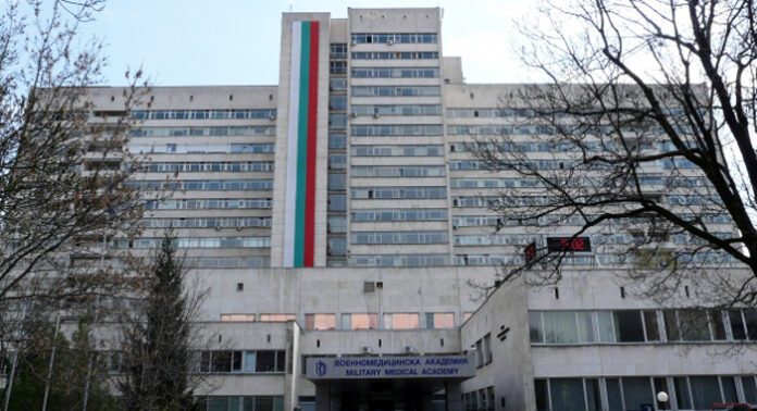 Транспортираха във ВМА полицая