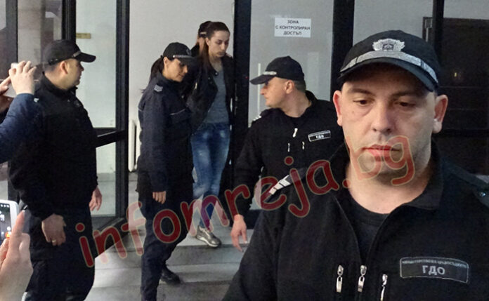 Трети час гледат мярката на Розалина Кьосева