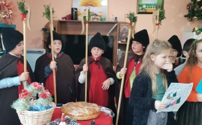 Третокласници зарадваха обитателите на Дома за възрастни хора в Гоце Делчев