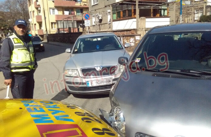 Три автомобила се удариха на кръстовище без видимост в Благоевград