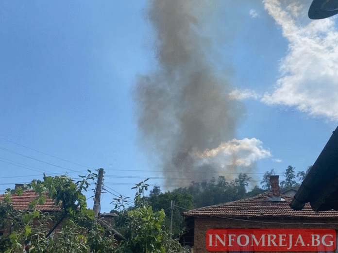 Три къщи горят в село Цапарево