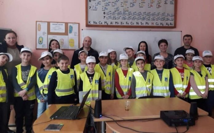Три момичета с награди от националния конкурс „Полицаят е мой приятел и учител