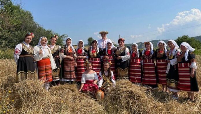 Три поколения самодейци от Мало село възродиха старите обичаи с началото на жътвата