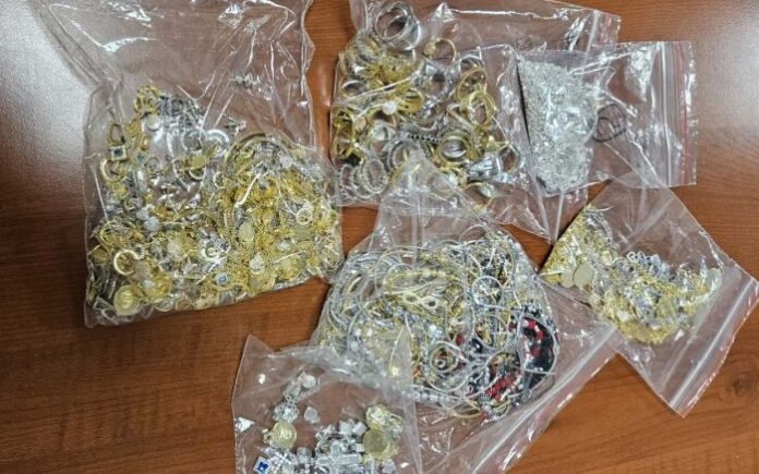 Три румънки скриха в бельото си 1.3 кг контрабандни сребърни и златни накити