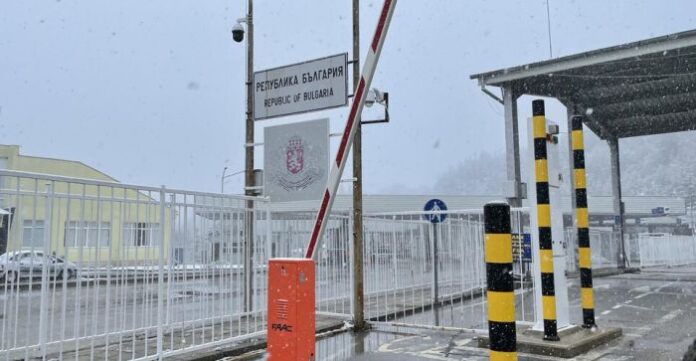 Трима българи са били задържани на границата с РСМ
