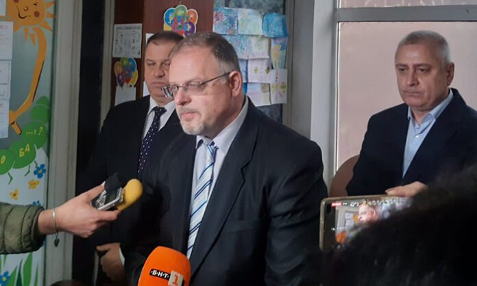 Трима лекари и зъболекар издавали фалшиви 