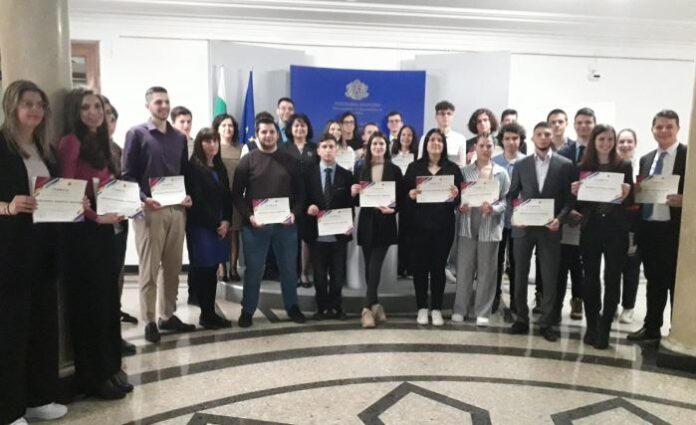 Трима младежи ще представят България в Европейския конкурс за млади учени