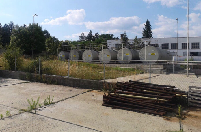 Трима задържани в петролна база в Разлог