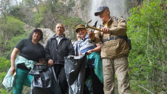 Туристи почистиха района около водопада в Полска Скакавица