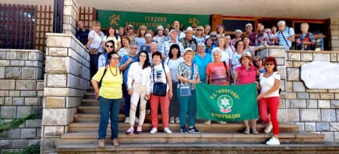 Туристи ветерани и туристически хор „Осоговско ехо“ в Западните Родопи