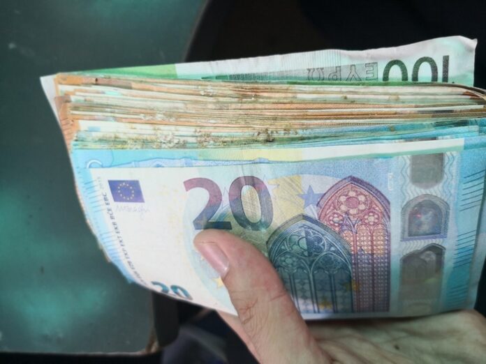 Туркиня укри 60 000 евро в гащите си