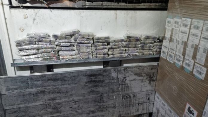 Турски тираджия скри над 1 млн.лв зад леглото си