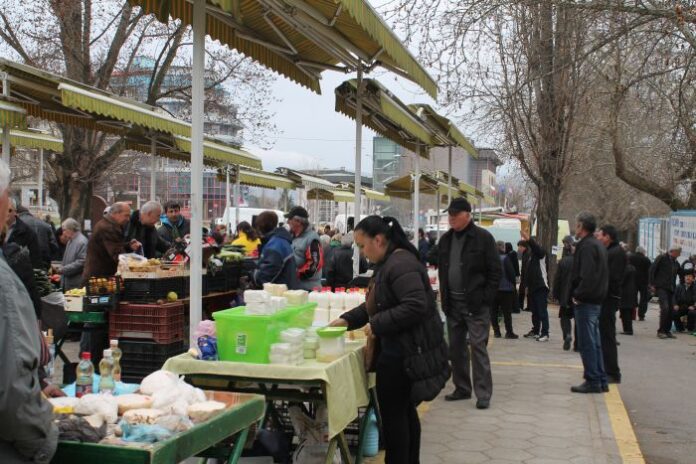 Търговци и производители с протестна подписка до кмета Камбитов