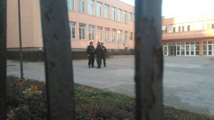 Ученички биха своя връстничка в училищен двор в Перник