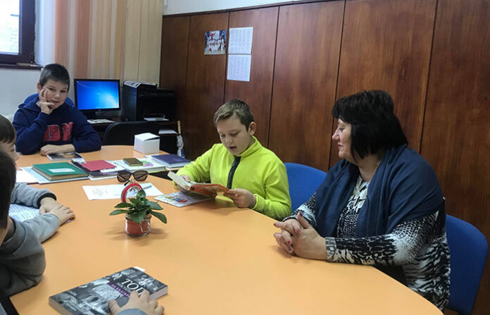 Ученици четат приказки на директора в НУ-Банско