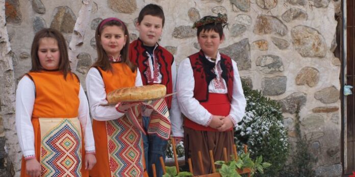 Ученици избраха цар на лозята