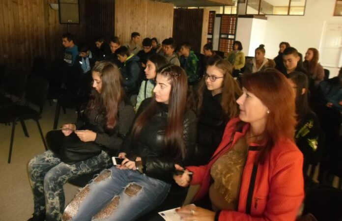 Ученици от Благоевград дискутираха борбата с трафика на хора