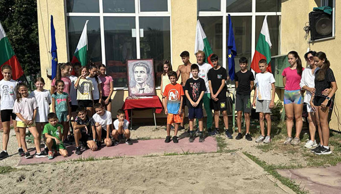Ученици от Благоевград почетоха 187 г. от рождението на Дякона с „лъвски скок“