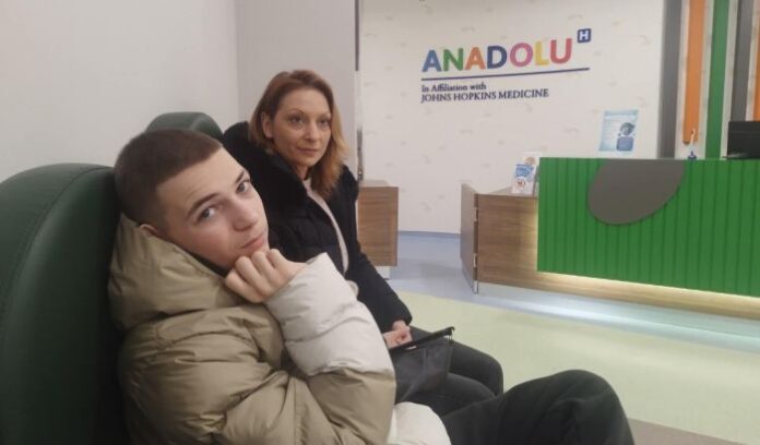 Ученици от Кюстендил изработват мартеници на надеждата в помощ на Янис