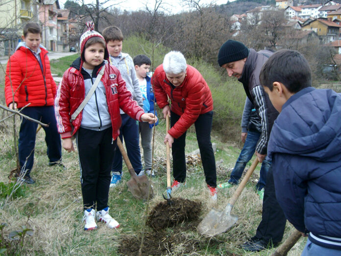 Ученици от ОДК-Кюстендил засадиха дръвчета в екопарк 