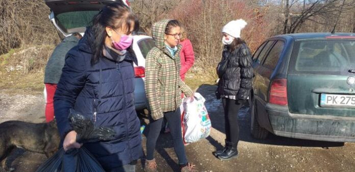 Ученици от Перник с дарение за Приюта за бездомни кучета