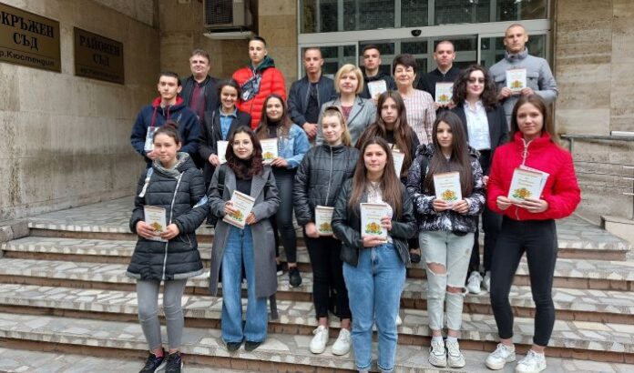 Ученици от ПГ по икономика и мениджмънт гостуваха на магистратите в Кюстендил