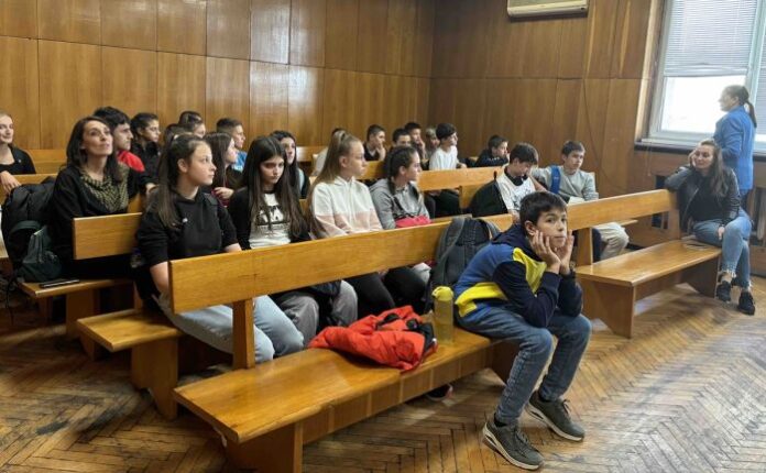 Ученици от ПМГ гостуваха на Районен съд – Кюстендил