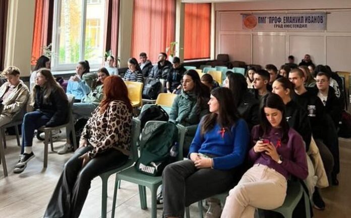 Ученици от ПМГ - Кюстендил се включиха в отбелязването на Международния ден за борба със СПИН