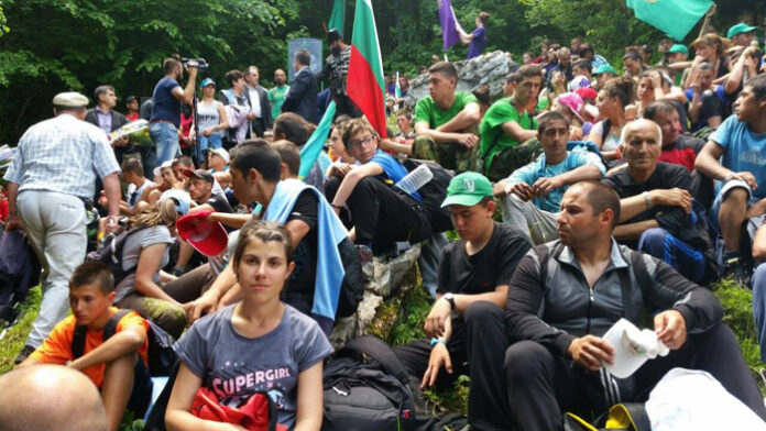 Ученици от Първо ОУ в Гоце Делчев поставиха транспарант на школото си на връх „Околчица”