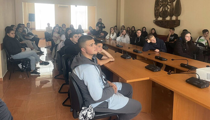 Ученици от Разлог гледаха документалното кино за архитектурата