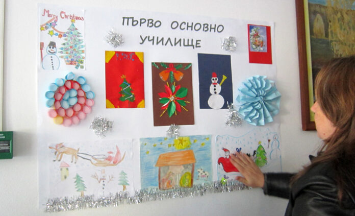 Ученици от Сандански подариха на кмета постер и ръчно изработен венец