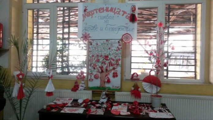 Ученици от СОУ „Св. Паисий Хилендарски” в Абланица украсиха коридорите на школото си със стотици мартертеници и пана
