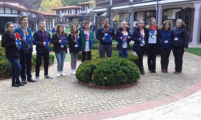 Ученици от СУ „Никола Вапцаров“ в Хаджидимово отличници на Националното състезание по английски език в Девин