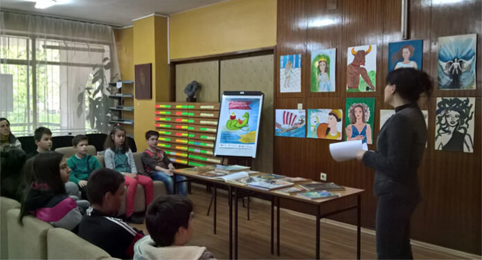 Ученици подредиха изложба в отдел 
