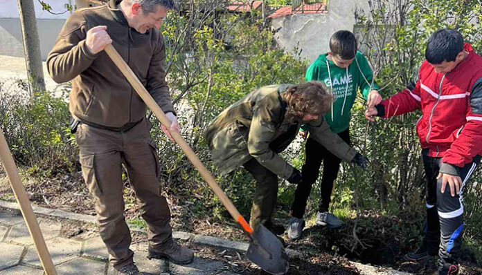 Ученици залесяват в Симитли в Седмицата на гората