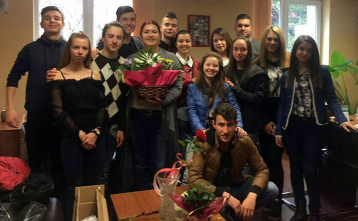 Учениците от „НПГ „Димитър Талев“ отрупаха с цветя любимите си учителки за 8-и март