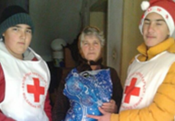 Учениците от СУ „Никола Вапцаров” в Хаджидимово зарадваха възрастни и самотни хора с хранителни продукти