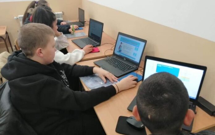 Учениците в Дъбница отбелязаха Международния ден за безопасен интернет