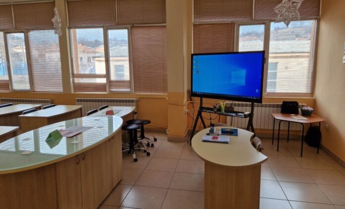 Училището в Сатовча разполага с 3 нови интерактивни дисплея