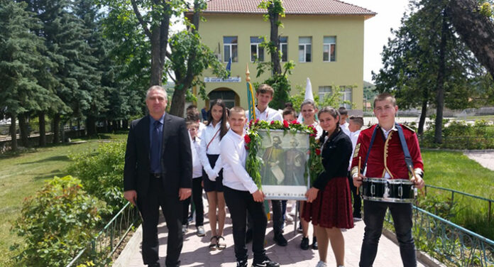 Училището в село Корница посвети голямо тържество на предстоящия празник
