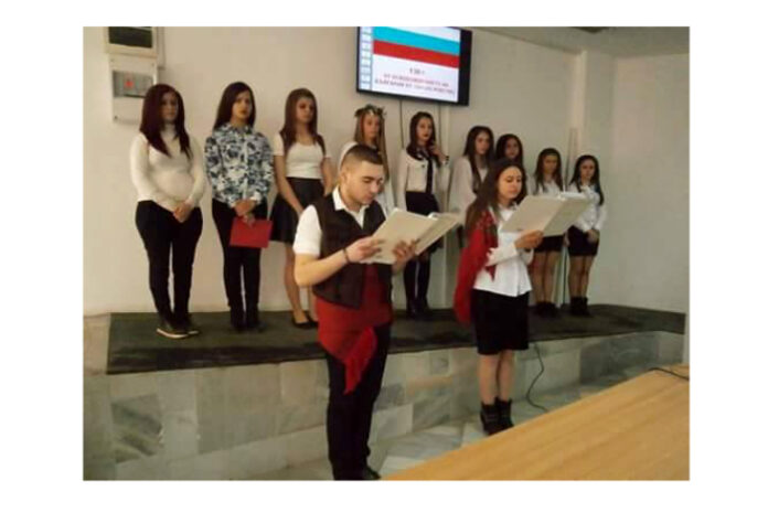 Учители и ученици от Гимназия 