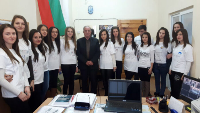 Учители и ученици от Сатовча преписват „История славянобългарска