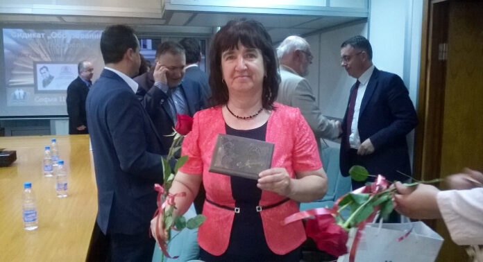 Учителката от СОУ-Сатовча Райка Славчева с най-високото отличие 