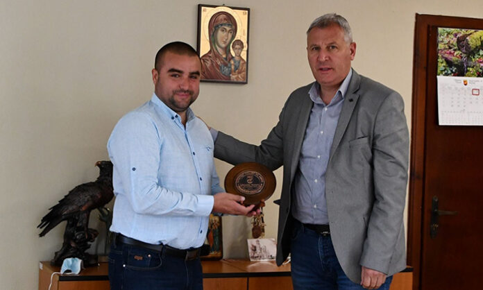 Учителят спасител от Разлог получи Почетния знак на кмета