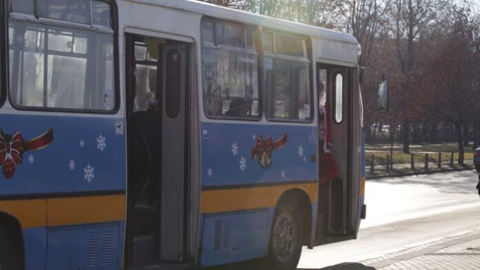 Удар между тролей и автобус блокира Лъвов мост
