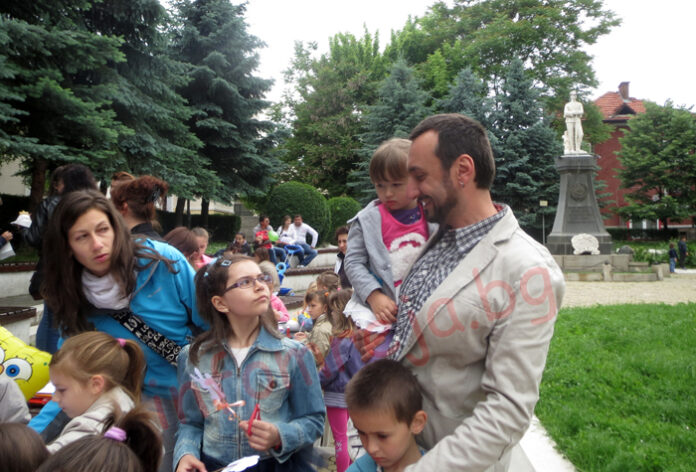 Удостояват учителя Евгени Серафимов с наградата „Константин Величков”